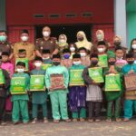 Teks foto : Kajari Bengkalis dan Pemdes Bantan Tua berfoto bersama dengan 23 Anak-anak ikut khitan massal (foto/Indra)
