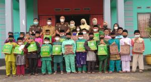 Teks foto : Kajari Bengkalis dan Pemdes Bantan Tua berfoto bersama dengan 23 Anak-anak ikut khitan massal (foto/Indra)