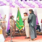 Teks foto : Ketua Umum Misuri, Eyang Surahmat Menyerahkan Bendera Petaka Srikandi Sekaligus Pemasangan Selempang Kepada Ketua Srikandi, Tutin Agustinar. (Foto : KEND ZAI).