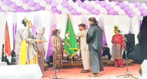 Teks foto : Ketua Umum Misuri, Eyang Surahmat Menyerahkan Bendera Petaka Srikandi Sekaligus Pemasangan Selempang Kepada Ketua Srikandi, Tutin Agustinar. (Foto : KEND ZAI).