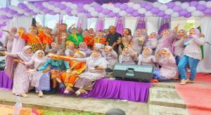 Teks foto : Eyang Surahmat foto bersama dengan Srikandi Srikandi Misuri. ( Foto : KEND ZAI).