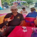 Teks foto : Solihin, Ketua LSM Ikatan Pemuda Melayu Peduli Lingkungan saat diwawancarai jurnalis AJOI didampingi Ketua AJOI, Fadli saat menghadiri resepsi pernikahan Kades Pasla di Desa Pambang Pesisir, Sabtu 25/12/2021