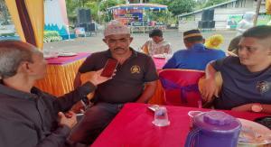 Teks foto : Solihin, Ketua LSM Ikatan Pemuda Melayu Peduli Lingkungan saat diwawancarai jurnalis AJOI didampingi Ketua AJOI, Fadli saat menghadiri resepsi pernikahan Kades Pasla di Desa Pambang Pesisir, Sabtu 25/12/2021