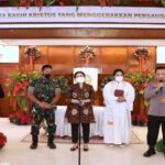 Teks foto : Kapolri Jenderal Listyo Sigit Prabowo bersama Panglima TNI Jenderal Andika Perkasa memastikan penegakan Prokes di Gereja Katedral