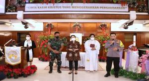 Teks foto : Kapolri Jenderal Listyo Sigit Prabowo bersama Panglima TNI Jenderal Andika Perkasa memastikan penegakan Prokes di Gereja Katedral