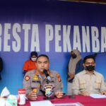 Teks foto : Kombes Pol. Dr. Pria Budi, S.I.K., M.H. didampingi Kasat Reskrim, Kasi Humas gelar konferensi pres di Halaman Belakang Mako Polresta Pekanbaru (Istimewa).