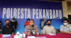 Teks foto : Kombes Pol. Dr. Pria Budi, S.I.K., M.H. didampingi Kasat Reskrim, Kasi Humas gelar konferensi pres di Halaman Belakang Mako Polresta Pekanbaru (Istimewa).