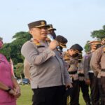 Teks foto : Kapolda Irjen Pol Agung Setya Imam Effendi didampingi sang Istri mengucapkan salam perpisahannya dengan puluhan ribu anggota Polda Riau (Istimewa)