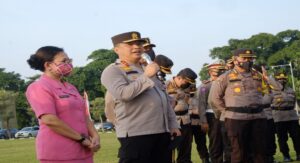 Teks foto : Kapolda Irjen Pol Agung Setya Imam Effendi didampingi sang Istri mengucapkan salam perpisahannya dengan puluhan ribu anggota Polda Riau (Istimewa)