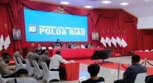 Teks foto : Wakapolda Riau Brigjen Pol Tabana Bangun memimpin langsung press release akhir tahun 2021