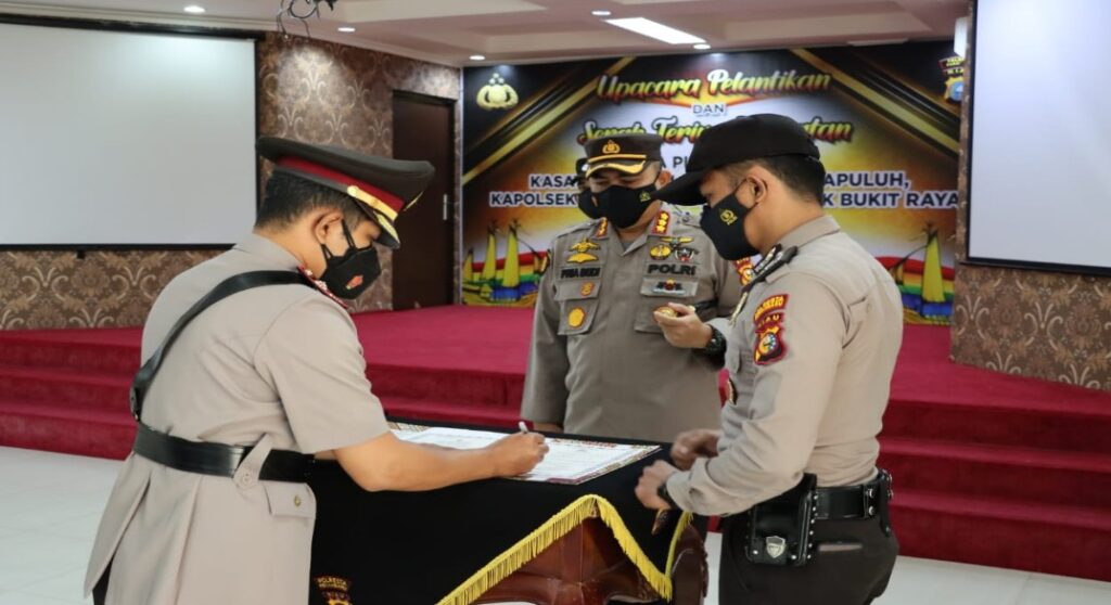 Kapolresta Pimpin Upacara Pelantikan Kasat Intelkam dan Satijab Kapolsek Limah Puluh, Kapolsek Senapelan dan Kapolsek Bukit Raya Polresta Pekanbaru