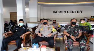 Teks foto : Wakapolda, Brigjen Pol Tabana Bangun instansi dari TNI, Dinas Kesehatan di Vaksin Center Polda Riau (Istimewa).