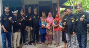 Teks foto : sesi foto bersama Iskandar Izhar Panglima Sambang Gagak Hitam dan Pasukan Adat dan Marwah Gagak Hitam Sambang Kabupaten Bengkalis (Istimewa).