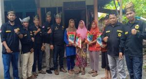 Teks foto : sesi foto bersama Iskandar Izhar Panglima Sambang Gagak Hitam dan Pasukan Adat dan Marwah Gagak Hitam Sambang Kabupaten Bengkalis (Istimewa).