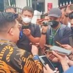 Teks foto : Kuasa Hukum Korban, Mirwansyah, SH., MH Gelar Konferensi Pers Seusai Membuat Laporan di Polda Riau. (Foto : KEND ZAI)
