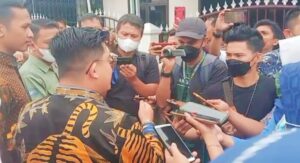 Teks foto : Kuasa Hukum Korban, Mirwansyah, SH., MH Gelar Konferensi Pers Seusai Membuat Laporan di Polda Riau. (Foto : KEND ZAI)