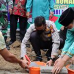 Teks foto : AKBP Bachtiar Alponso S.I.K, M.Si, disaksikan langsung oleh Plt Camat Lirik Drs Sugeng Misman letakan batu pertama pembangunan bedah Rumah Presisi