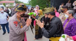 Teks foto : Jenderal bintang dua ini sudah ditunggu oleh sejumlah pejabat daerah dan jajaran Polda Riau (Istimewa).