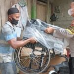 Teks foto : Bripka Ripal juga membelikan kursi roda dari hasil gaji pribadinya untuk Candra (Istimewa).