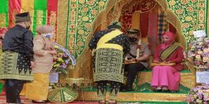 Teks foto : Irjen Pol Muhammad Iqbal Beserta istri Disambut dengan silat yang diiringi kompang melayu (Istimewa)