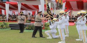 Teks foto : Irjen Agung Setya Effendi selaku Kapolda sebelumnya menyerahkan Pataka merupakan salah satu simbol dalam pergantian jabatan Kapolda (Istimewa).