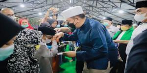 Teks foto : Kapolda Riau serahkan santunan kepada Anak Yatim secara simbolis (Istimewa).