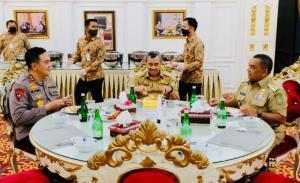 Teks foto : Kapolda Riau, Irjen Pol Muhammad Iqbal, Gubri Syamsuar (tengah) dan Wagubri Edy Natar Nasution (Istimewa).