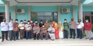 Teks foto : Irjen Iqbal ditemani Kabid Humas Polda Riau foto bersama dengan ketua dan Pengurus PW Muhammadiyah Riau (Istimewa).