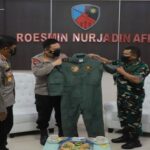 Teks foto : Danlanud berikan kejutan kepada Kapolda Riau (Istimewa).