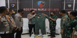 Teks foto : Danlanud berikan kejutan kepada Kapolda Riau (Istimewa).