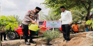 Teks foto : Usai tanam, Kapolda Riau Irjen Pol Mohammad Iqbal dan Ketua PWNU Riau T Rusli Ahmad sirami pohon kurma di RA Kopi Aren (Istimewa).