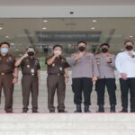 Teks foto : Sesi foto besam Kapolda Irjen M Iqbal dengan jajaran Kejati Riau (Istimewa).