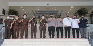 Teks foto : Sesi foto besam Kapolda Irjen M Iqbal dengan jajaran Kejati Riau (Istimewa).