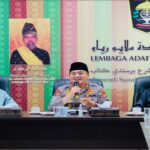Teks foto : Kapolda Riau Irjen Pol M. Iqbal, disambut Ketua DPH LAMR, Datuk Syaharil Abu Bakar (Istimewa).