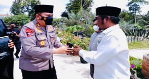 Teks foto : T. Rusli Ahmad dan jajaran PWNU Provinsi Riau sambut kedatangan Kapolda Riau di RA Kopi Aren Palas Rumbai (Istimewa).