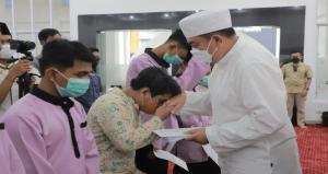 Teks foto : Irjen Mohammad Iqbal langsung menghampiri para anak Yatim Piatu dan Office Boy (Istimewa).