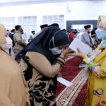Teks foto : Ny. Nindya M Iqbal, langsung menghampiri para anak Yatim Piatu (Istimewa).