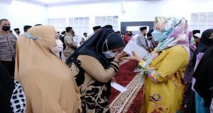 Teks foto : Ny. Nindya M Iqbal, langsung menghampiri para anak Yatim Piatu (Istimewa).