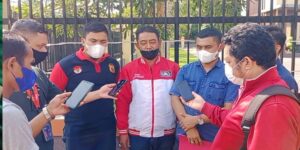 Teks Foto : Ketua PMP Teva Iris (Kanan), Walikota LIRA Soecipto (Tengah), Dewan Pengawas Pemuda Milenial Thabrani Al-Indragiri (Kiri). (Foto : KEND ZAI).