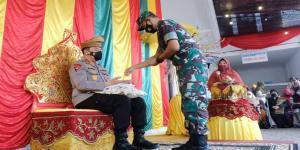 Teks foto : Tepuk tepung tawar Irjen Pol Muhammad Iqbal di Sekretariat Forum Komunikasi Pemuka Masyarakat Riau (Istimewa).