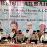Teks foto : H. Zukri Serahkan 100 Juta Kepada Masjid Jami Pangkalan Kerinci (Istimewa).
