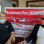 Teks Foto : Mantan Anggota DPRD Pekanbaru, Said Usman Abdullah (Kiri) Didampingi Aktivis Gamari Larshen Yunus Saat Sedang Gelar Konferensi Pers, Rabu (12/1/2022). ( Foto : KEND ZAI).