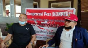 Teks Foto : Mantan Anggota DPRD Pekanbaru, Said Usman Abdullah (Kiri) Didampingi Aktivis Gamari Larshen Yunus Saat Sedang Gelar Konferensi Pers, Rabu (12/1/2022). ( Foto : KEND ZAI).