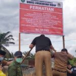 Teks foto : Pepasangan plank larangan dari Pemkab Bengkalis (Istimewa).