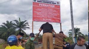 Teks foto : Pepasangan plank larangan dari Pemkab Bengkalis (Istimewa).