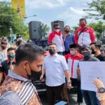 Teks foto : Pemuda Milenial Kota Pekanbaru Sedang Berorasi di Depan Kantor Kejari. (Foto : KEND ZAI).
