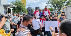 Teks foto : Pemuda Milenial Kota Pekanbaru Sedang Berorasi di Depan Kantor Kejari. (Foto : KEND ZAI).