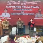 Teks foto : AKBP Indra Wijatmiko, S.I.K dan Istrinya menyampaikan kesan selama menjabat 1 tahun 8 bulan di Kabupaten Pelalawan (Istimewa).