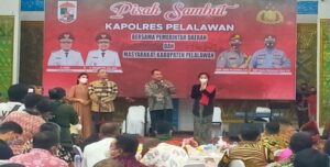 Teks foto : AKBP Indra Wijatmiko, S.I.K dan Istrinya menyampaikan kesan selama menjabat 1 tahun 8 bulan di Kabupaten Pelalawan (Istimewa).