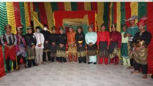 Bersama Teks foto : Pengurus LAMR Kabupaten Bengkalis dan Kecamatan Bantan foto bersama anggota DPRD Sofyan, Camat dan Kapolsek, Sabtu (15/01/2022) malam tadi.